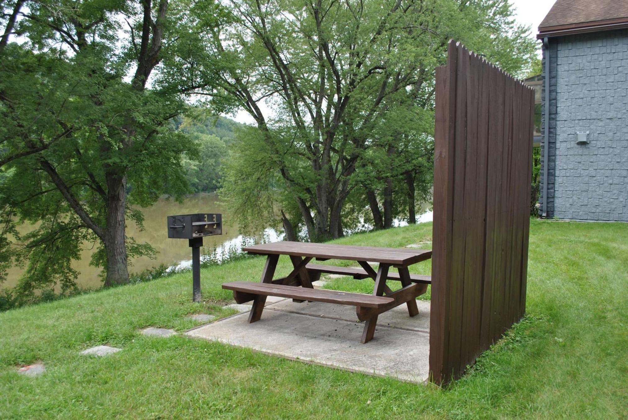 โรงแรมฮอลิเดย์อินน์เอ็กซ์เพลส โอเวโก Owego ภายนอก รูปภาพ